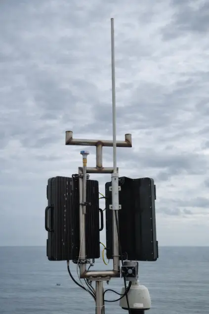 medium-shot-people-talking-office1